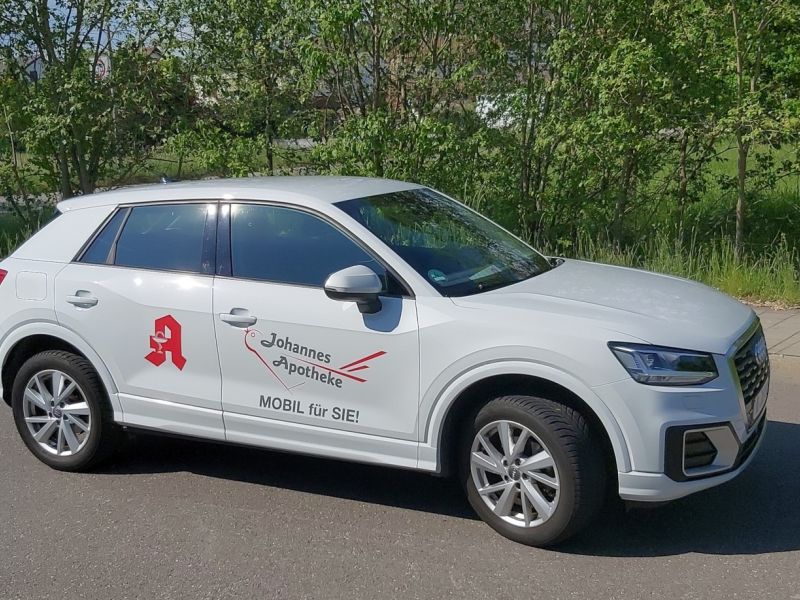 Apotheken Fahrzeiug mit Logo und Kontaktdaten